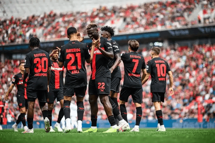 德甲巅峰对决：勒沃库森主场迎战拜仁，谁能笑傲江湖？